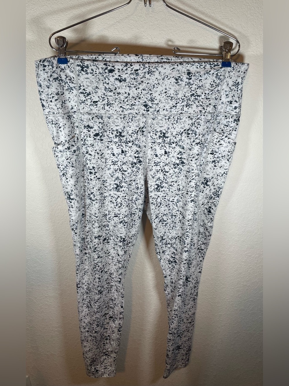 Athleta Salutation Stash Pocket Sandstone Speckle Print Leggings